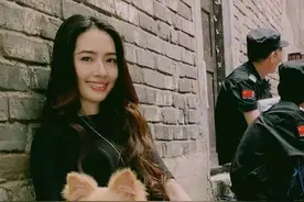 阿迪达斯的“烟灰款”，被郭碧婷穿火了，搭阔腿裤就是最靓的仔图片
