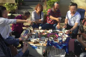 郭碧婷爸爸宴请客人，用狗笼当饭桌纸箱作桌布？与向佐家差距太大图片