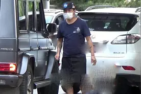 陈羽凡接儿子元宝放学，现身白百何小区，父子打闹如兄弟图片