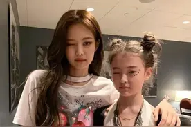 最美童模合照Jennie也不输！12岁却一副贵妇样？网友：发际线堪忧图片