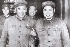 杨得志刚加入队伍时，因为没有配枪和班长大吵，班长牺牲前送他枪图片