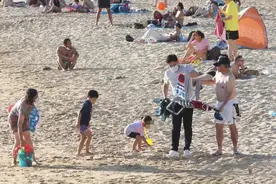 霍震霆陪儿孙沙滩玩，霍启刚全程贴心照顾老小，三代同堂画面温馨图片