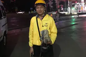 云南外卖小哥如厕捡到个腰包，拉开一看里面都是钱图片