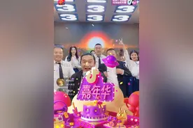 爱国歌手黄安为潜江小龙虾带货，整场打赏1500万，全站第一图片