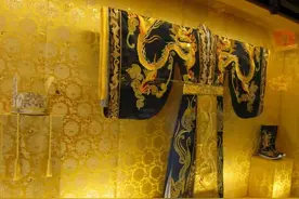 吊打西方的某V某香！工序复杂、材料珍贵，古代的龙袍才是顶级奢侈品！图片