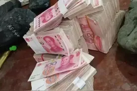 新翠友博60条春带彩翡翠手镯，此次走上富贵人生图片