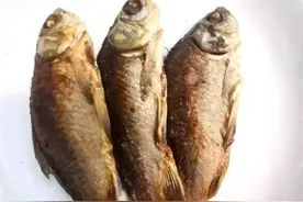 纯天然、健康美味，油炸野生鲫鱼干，是下酒菜的首选图片