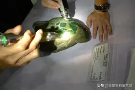 精品大块头后江满色开窗翡翠原石。看皮识肉，赌石是怎么涨的？图片