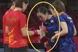 同样是检查对手球拍！陈梦漫不经心，日本两球员就差用上放大镜了图片