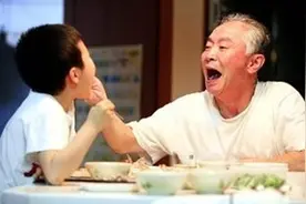 帮儿子带娃和帮女儿大不相同，两位老人的独白，流露出“心酸”图片