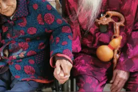 104岁哥哥看望97岁病重妹妹，妹妹哭着握哥哥手：最后一次见图片