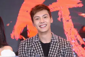 陈伟霆不愧是男神，穿休闲西服帅气，没想到穿正装西服更有型图片