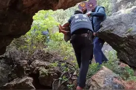 “丽江被抱走男孩”父亲几度哽咽，鞠躬致谢图片