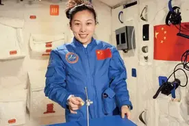 全宇宙最美航天员：17岁上飞行学校，23岁飞向太空，她凭什么？图片