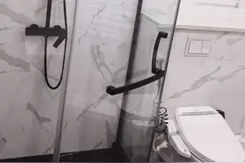 卫生间再小，也要用玻璃隔出独立淋浴区，入住就知道有多实用图片