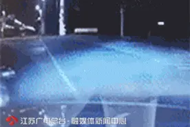 12岁男孩趴车窗喊救命，路人报警儿童拐卖，结果竟是因为一个吻引发的误会？图片