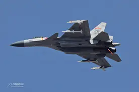 辽宁号航母战巡，美日联合围观，解放军霸气回应，歼15低空迫近图片