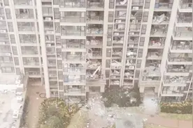 青岛一小区清晨突发燃气闪爆 10余户窗户被炸碎 玻璃炸出百米远视频封面