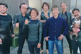 48岁木村拓哉久违冲浪，顶湿发大笑很满足，没了大师拍照变短腿图片