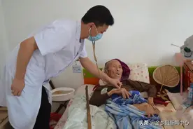 为高龄老人更换导尿管，医疗服务送到家图片