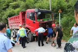 液压撑杆爆裂，维修工被压货车底部，消防队员“顶”车救人图片