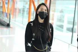 伊能静再现少女范，穿黑色针织衫配半身裙，长发飘飘减龄又温柔图片