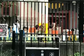 幼儿园内男孩女孩混浴，不穿上衣，幼儿园的特殊教育方式引热议视频封面