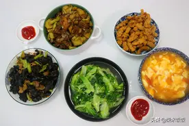 老公做晚餐晒朋友圈，收获众多女同事点赞，网友：顾家好男人图片