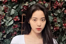 欧阳娜娜的“宅家照”被疯传，只穿外套不穿裤，这奶棒腿我羡慕了图片