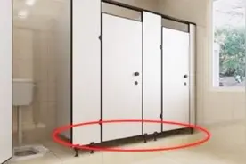 女厕下方为什么要故意留道缝隙，真相竟是这样，可能你们都想错了视频封面