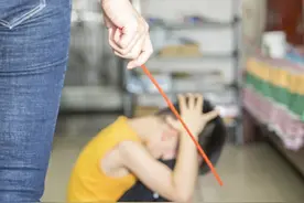 一次体罚20多名学生，安徽一教师被撤销教师资格证！她告了教体局图片