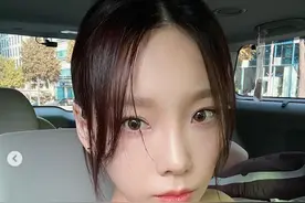 泰妍晒最新美照 玫瑰纹身配黑色深V吊带性感妩媚图片