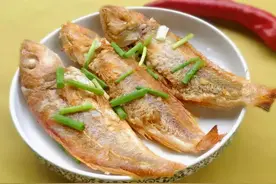 不管煎什么鱼，下锅要牢记这2个技巧，不粘锅不破皮，鲜嫩无腥味图片