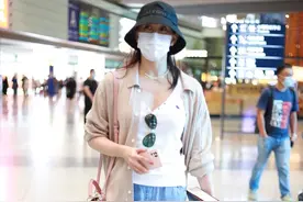 43岁胡静低调走机场，穿V领T恤身材饱满，戴渔夫帽休闲有范图片