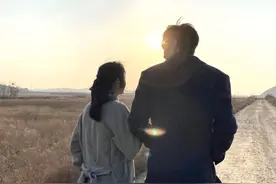 李敏镐金高银太像情侣！海边拍摄大片，李敏镐穿风衣宛如童话主角图片