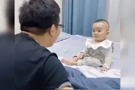 爸爸“一本正经”用床单跟娃玩捉迷藏，宝宝：我虽小，却不是傻子图片