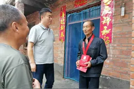 薛小兵到温泉镇走访慰问党员图片