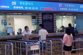 北京各大火车站开设学生票窗口，迎开学返程高峰图片