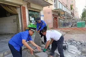 张掖市城管执法局东街大队：拆除私设斜坡，提升城市形象图片