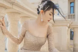 杨幂撞衫好尴尬，躲过了女明星却没躲过主持人，原来高定那么好借图片