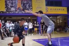 篮球小子用独臂舞动青春，愿你历尽千帆，归来仍是少年图片