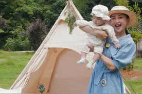 何雯娜带女儿野餐感受大自然，戴草帽穿连衣裙复古精致图片