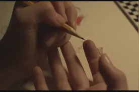 女儿总觉得身体不对劲，用铅笔扎破手指，才发现母亲有多狠毒影评图片