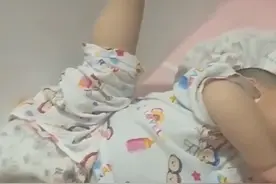 宝宝睡觉喜欢往上拱？“奇特”睡姿背后的原因，有一种家长要警惕图片