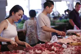 26岁美女领着两个帅弟弟卖猪肉，摊位前总是排满人，看咋回事图片