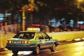 岳阳的哥夜班奇遇记：姑娘急哭拦车，竟是为这图片