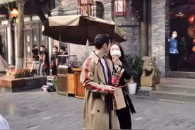 42岁黄晓明成都街头被偶遇，离开了修图待遇后，这下看出42岁容貌图片