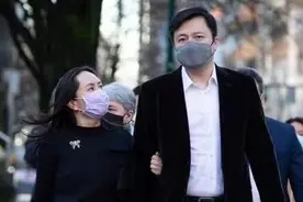 孟晚舟携老公现身！穿黑裙变小女人，紧抓老公胳膊上演“望夫眼”图片