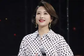 张蕾不愧是主持人界气质女神，穿波点衬衫裙配腰带，优雅又体面图片