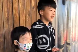 谢楠带儿子探班吴京，兄弟俩看爸爸骑马秒变小迷弟，点赞直呼好酷图片